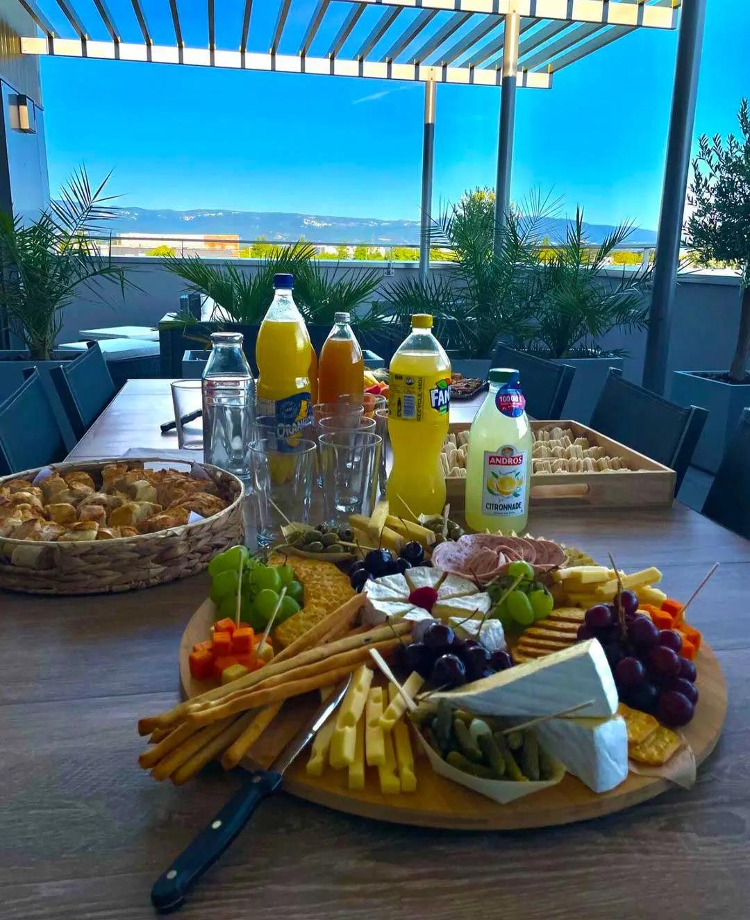 Plateau de Brunch sur une terrasse avec fromage et boisson